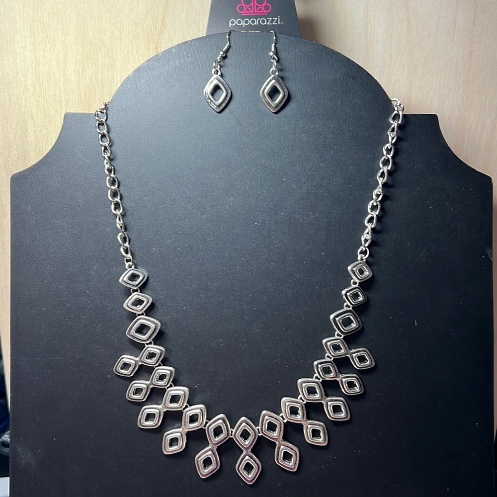 Paparazzi bundle- Bangles, earrings, and more…